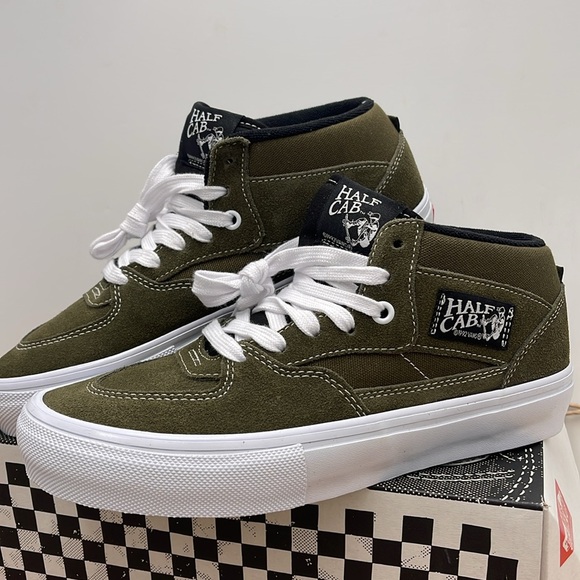 Vans WMNS Skate Half Cab Dark Olive
VN0A5FCDDOL
Sneakers - Picture 7 of 16